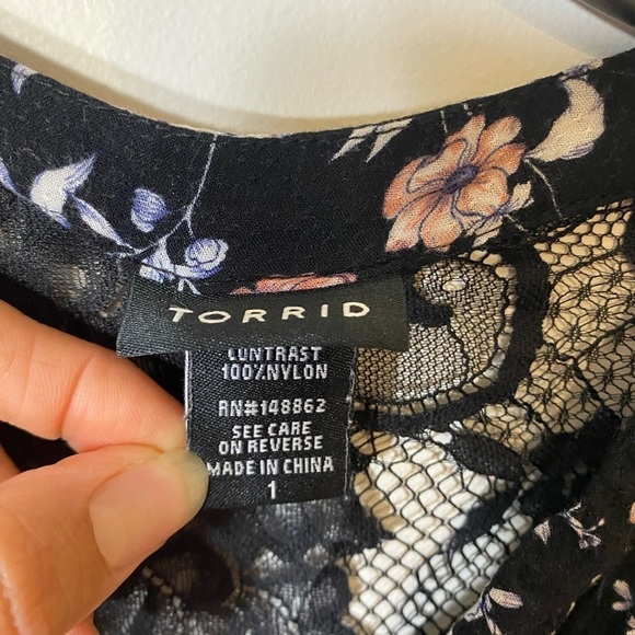 Torrid Long Sleeve Button Down Black Flower Shirt With Lace Size 1 Whimsigoth - Picture 5 of 9